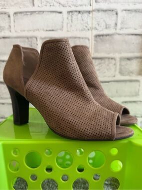 Women’s Life Stride Coana open toe taupe tan pull on ankle booties boots 7